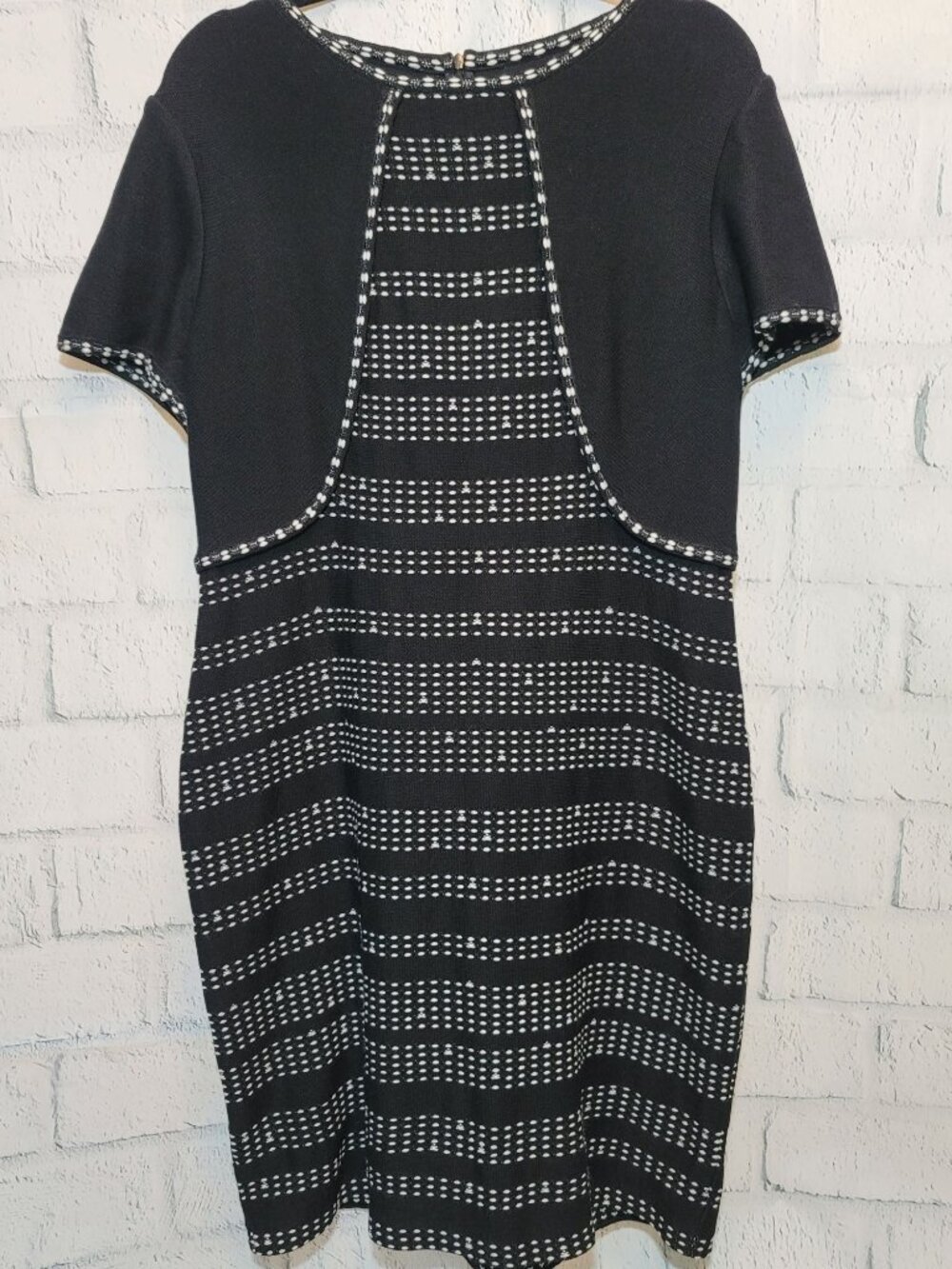 St. John Black & White Knit Dress Size 12 Short Sleeve Geometric Pattern